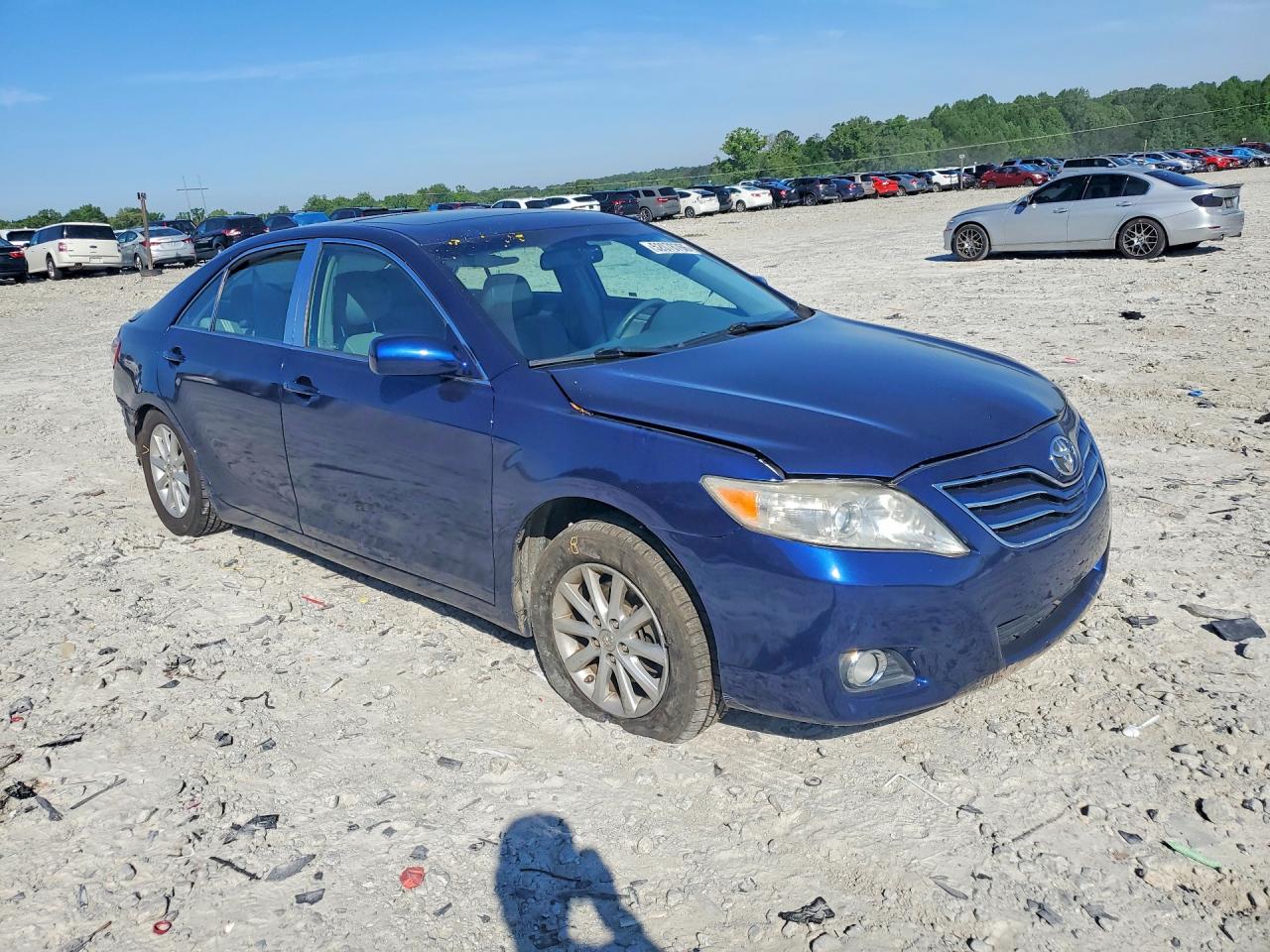 2011 TOYOTA CAMRY XLE photo 4