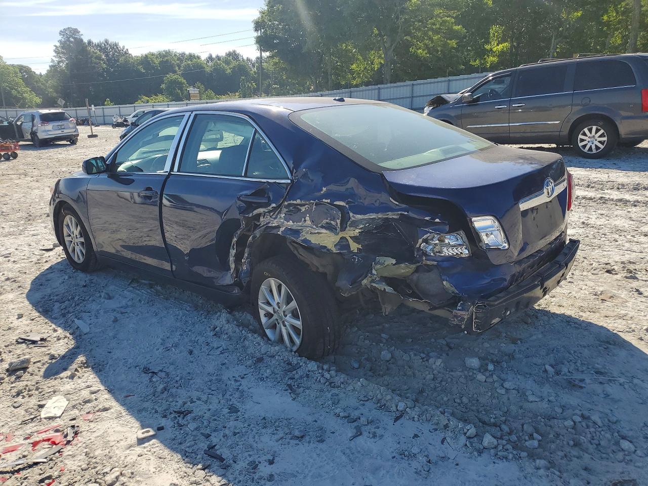 2011 TOYOTA CAMRY XLE photo 2