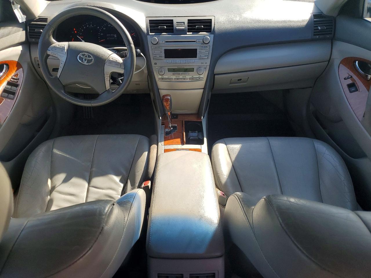 2011 TOYOTA CAMRY XLE photo 8