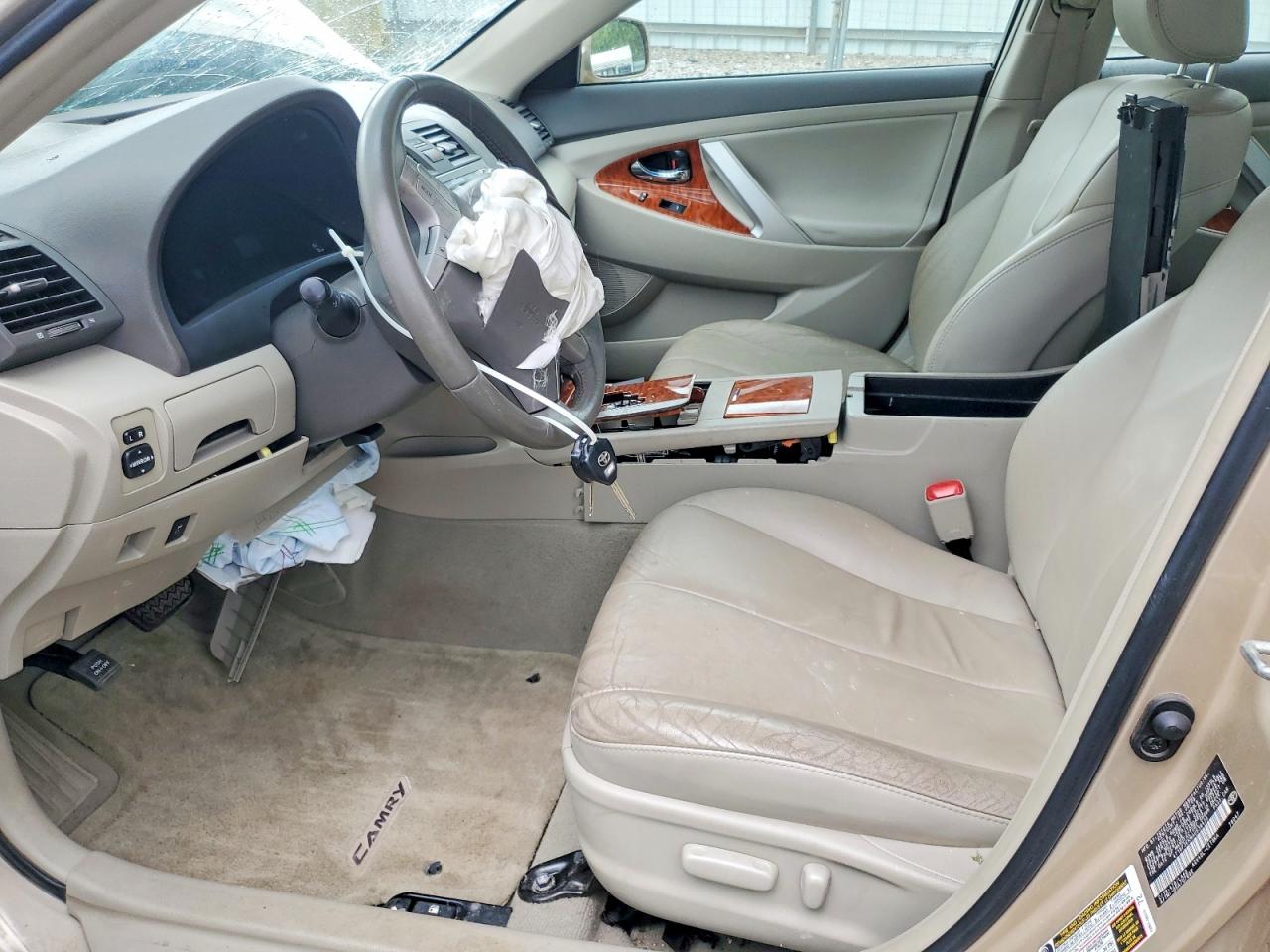 2010 TOYOTA CAMRY XLE photo 19