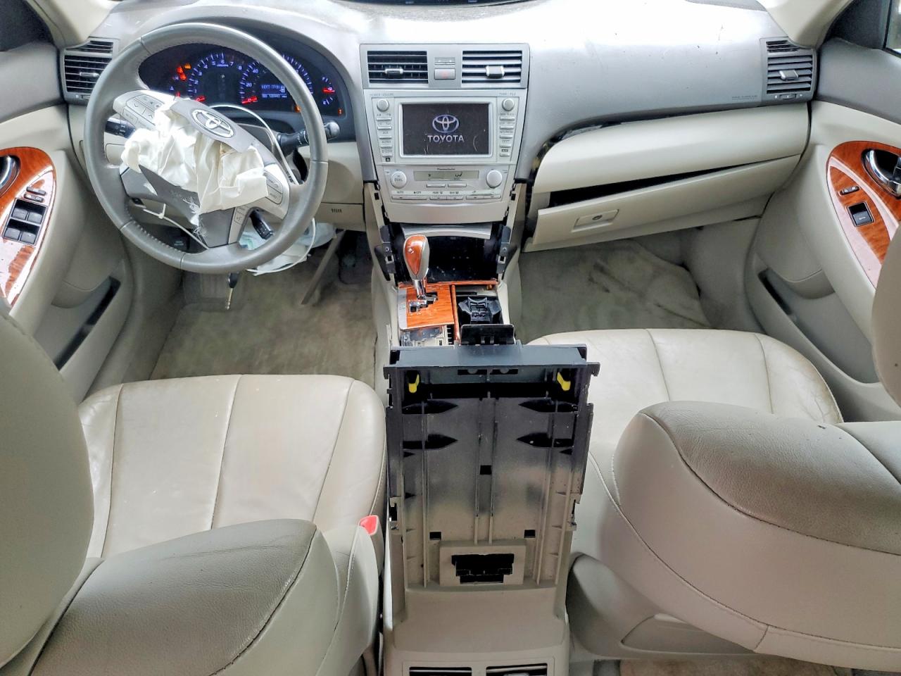 2010 TOYOTA CAMRY XLE photo 22