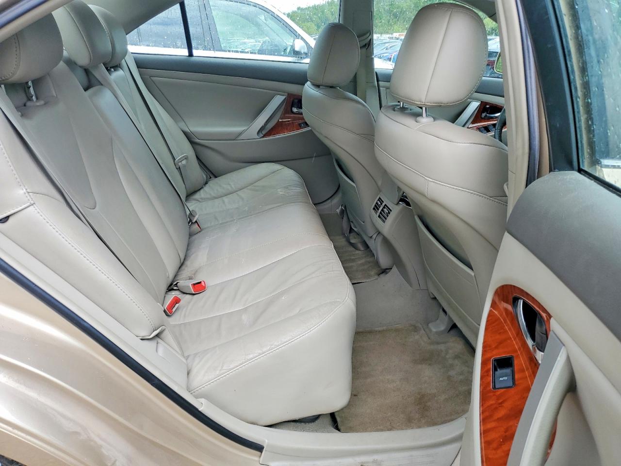 2010 TOYOTA CAMRY XLE photo 28
