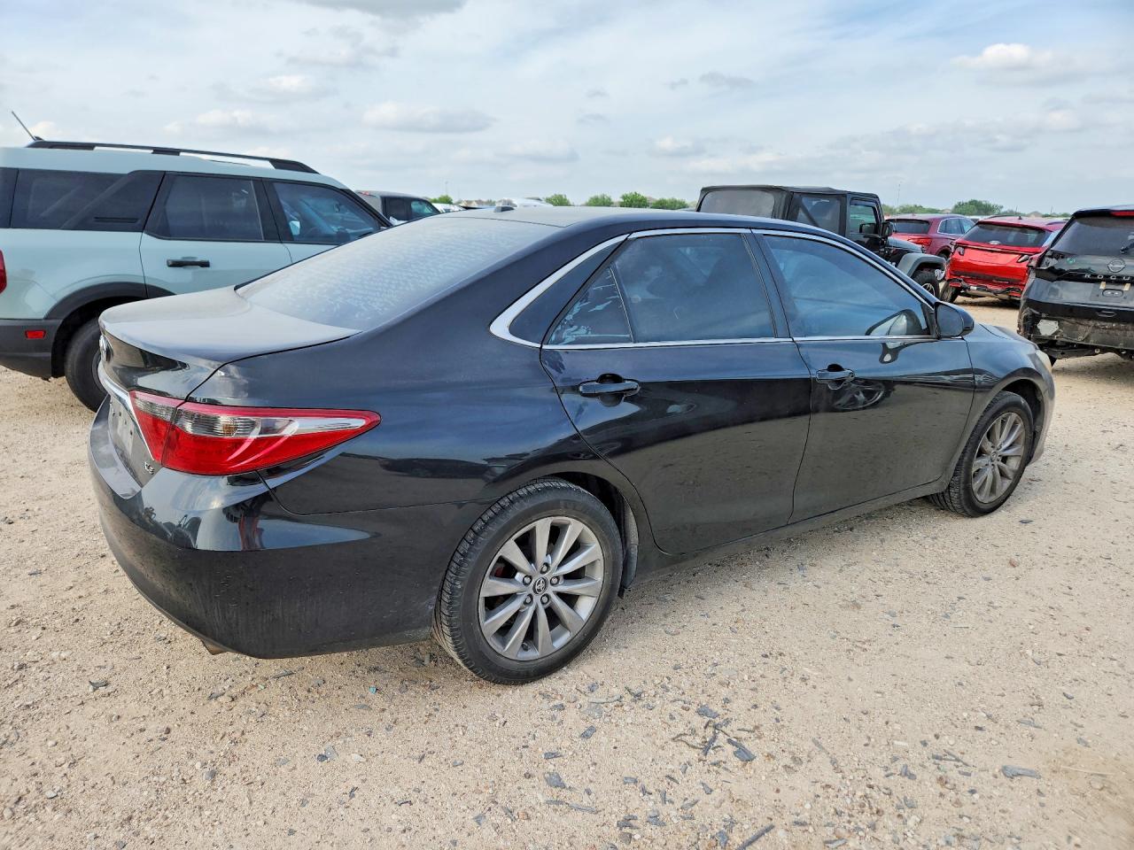 2015 TOYOTA CAMRY XLE photo 3