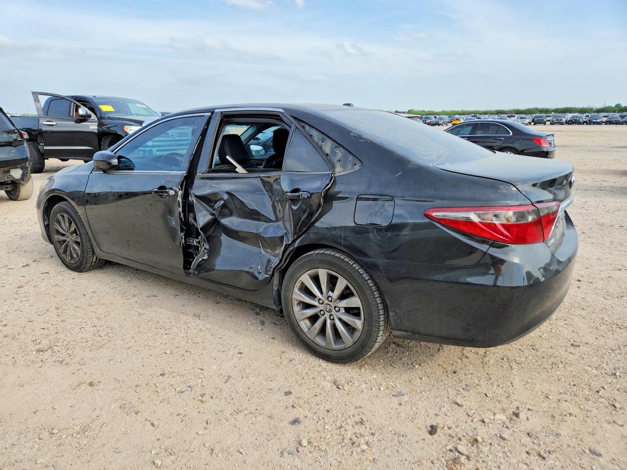 2015 TOYOTA CAMRY XLE photo 2