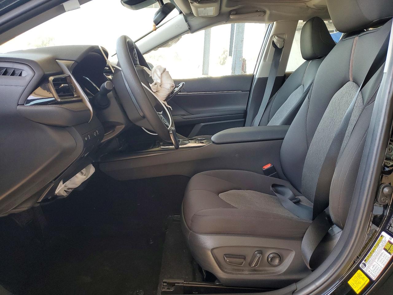 2020 TOYOTA CAMRY LE photo 19