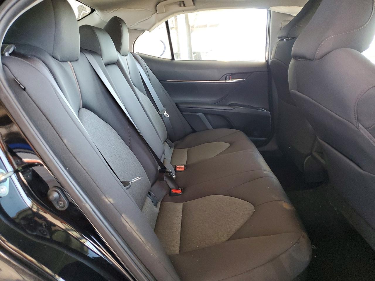 2020 TOYOTA CAMRY LE photo 28