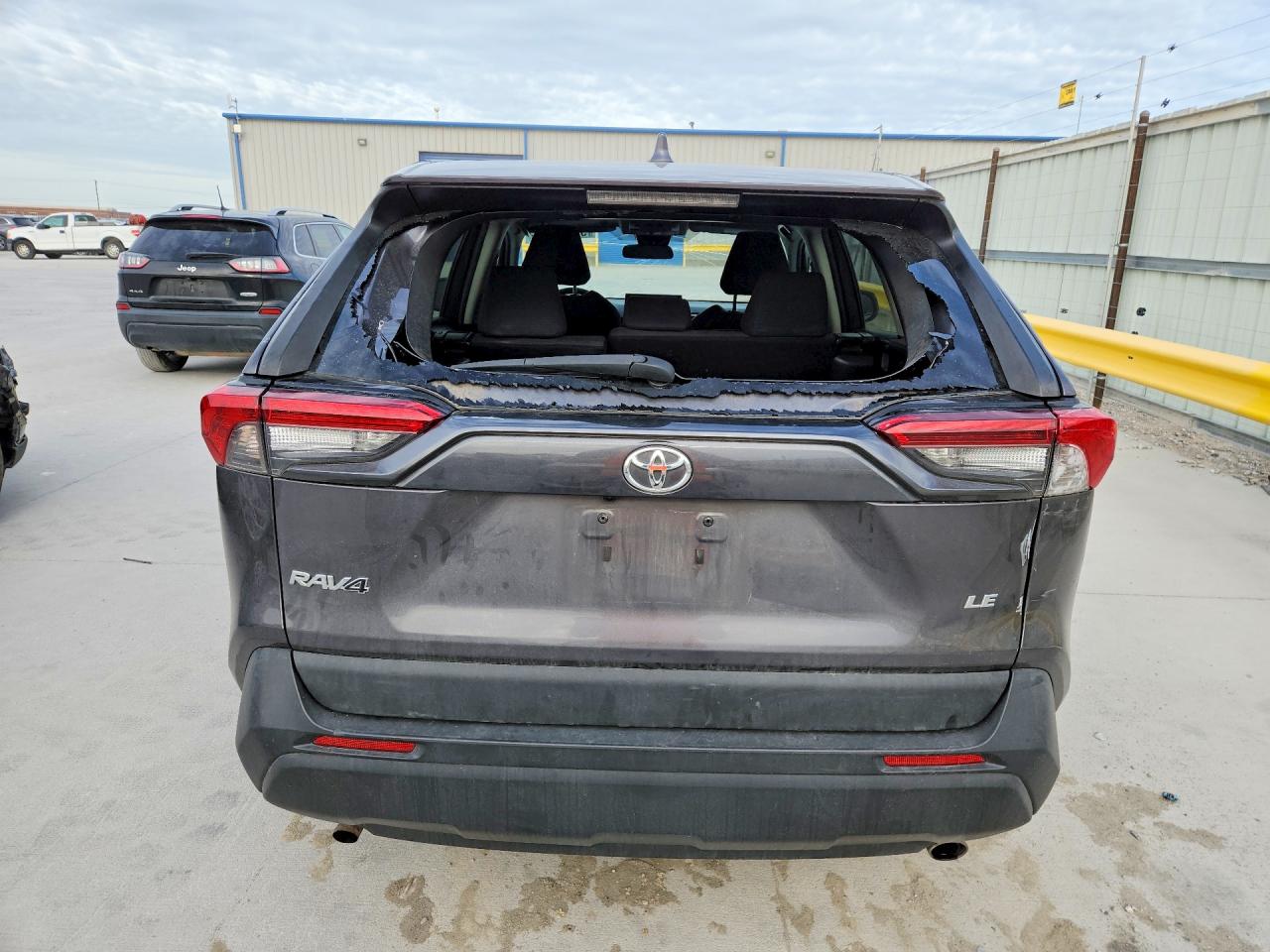 2022 TOYOTA RAV4 LE photo 6