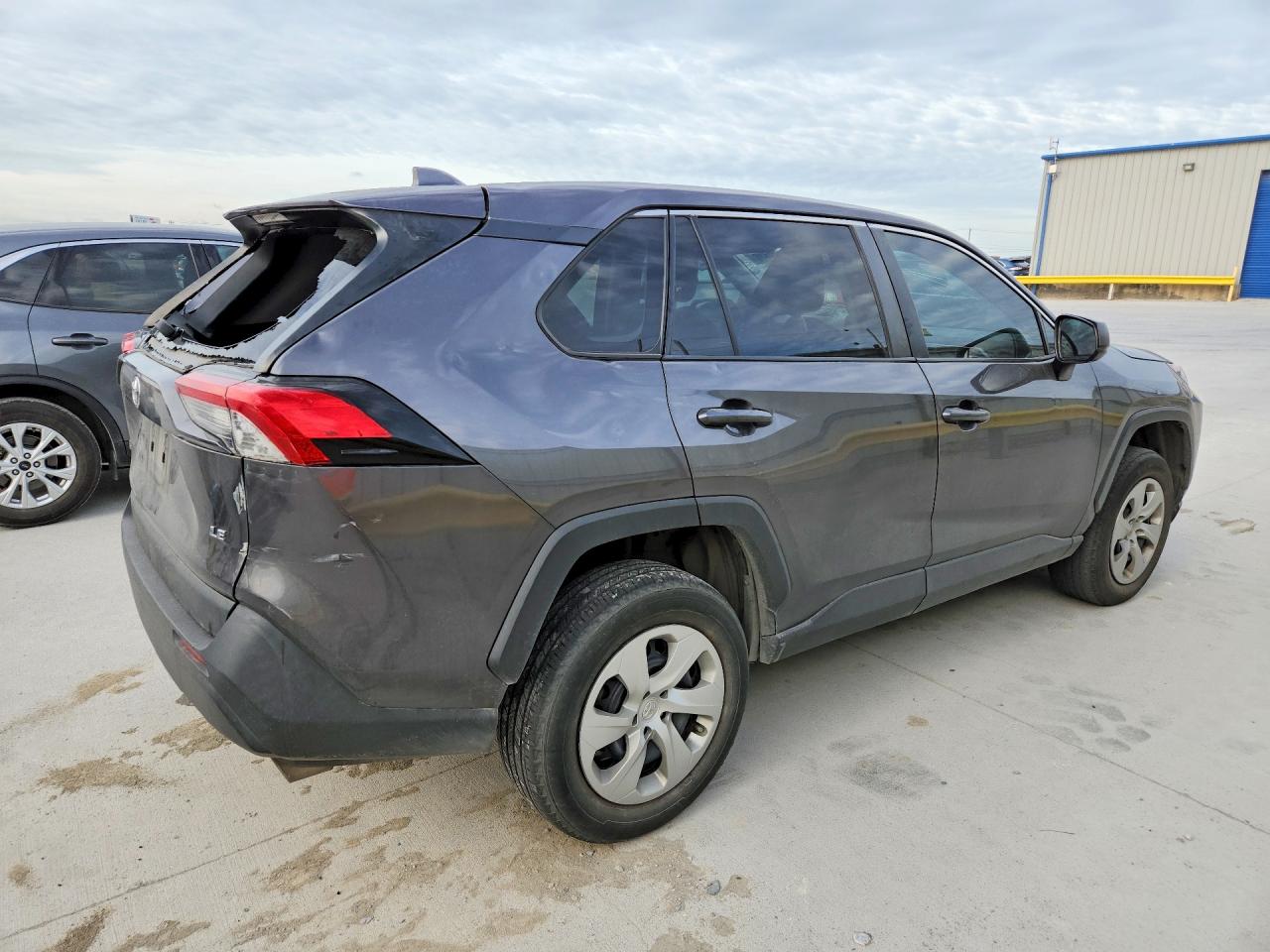 2022 TOYOTA RAV4 LE photo 3