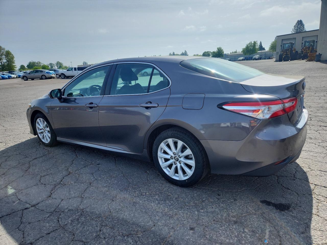 2018 TOYOTA CAMRY LE photo 4