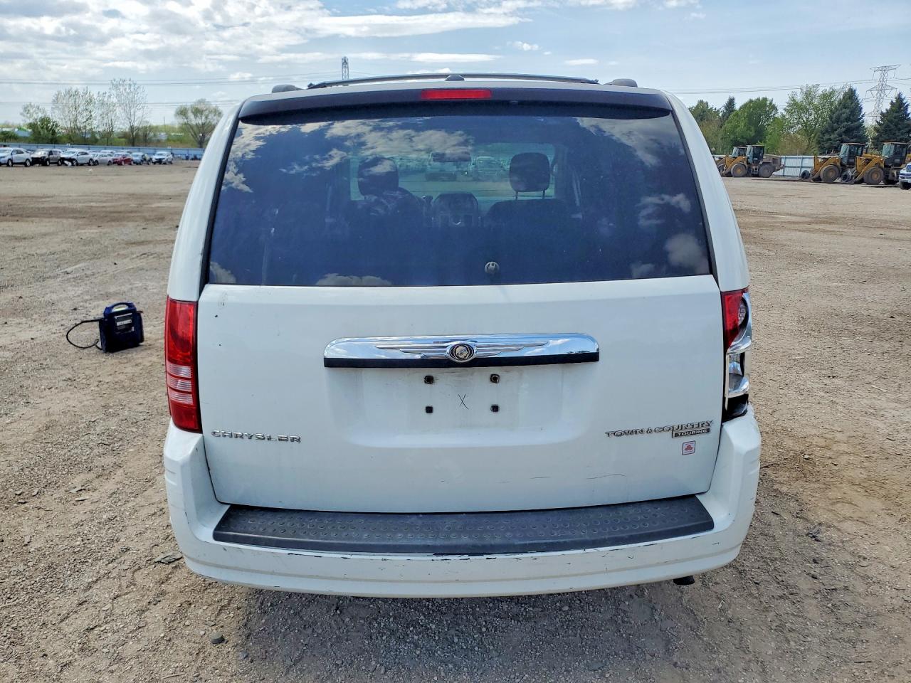 2010 CHRYSLER TOWN & COUNTRY TOURING photo 11