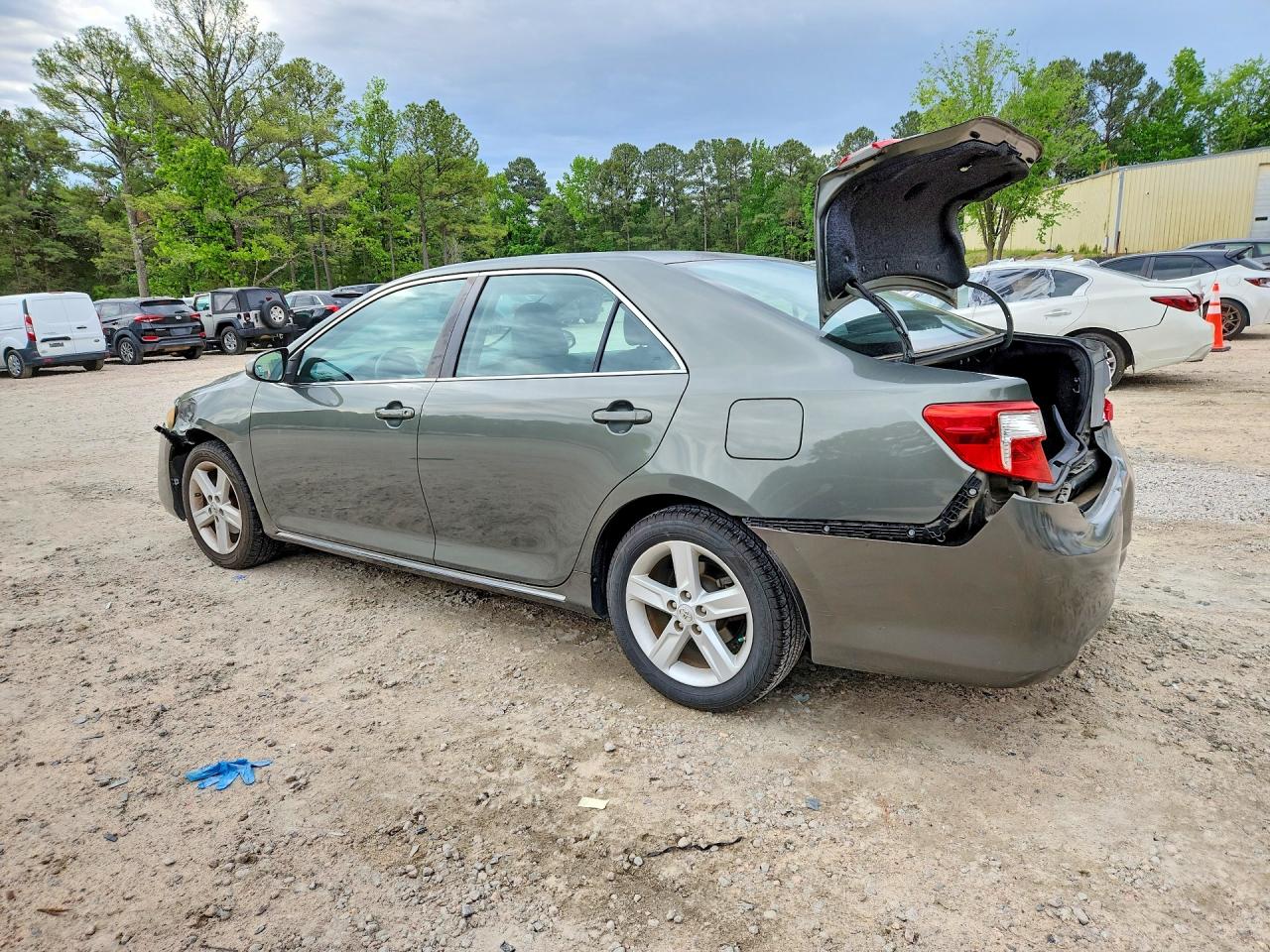 2013 TOYOTA CAMRY LE photo 4