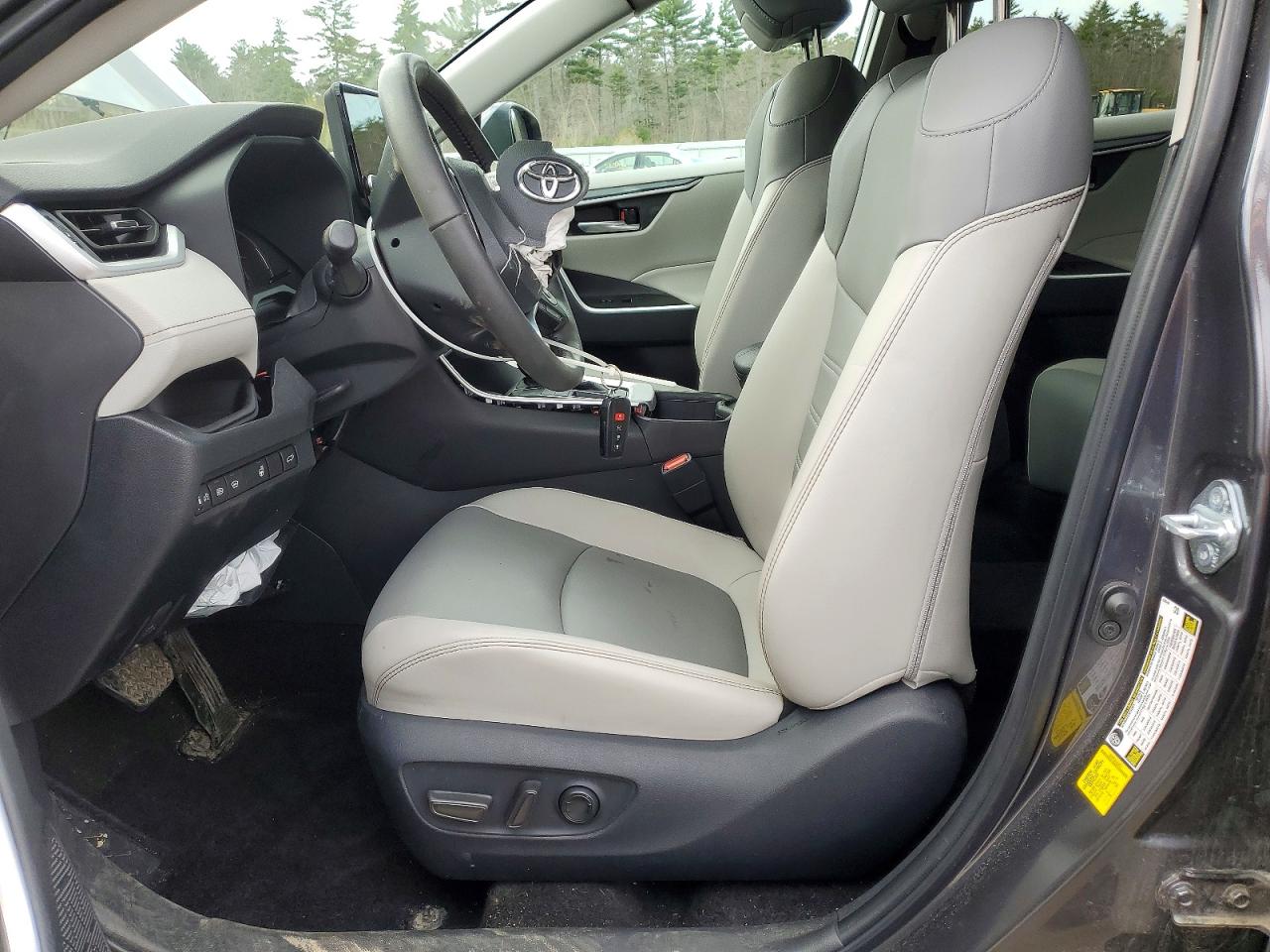 2024 TOYOTA RAV4 XLE PREMIUM photo 19