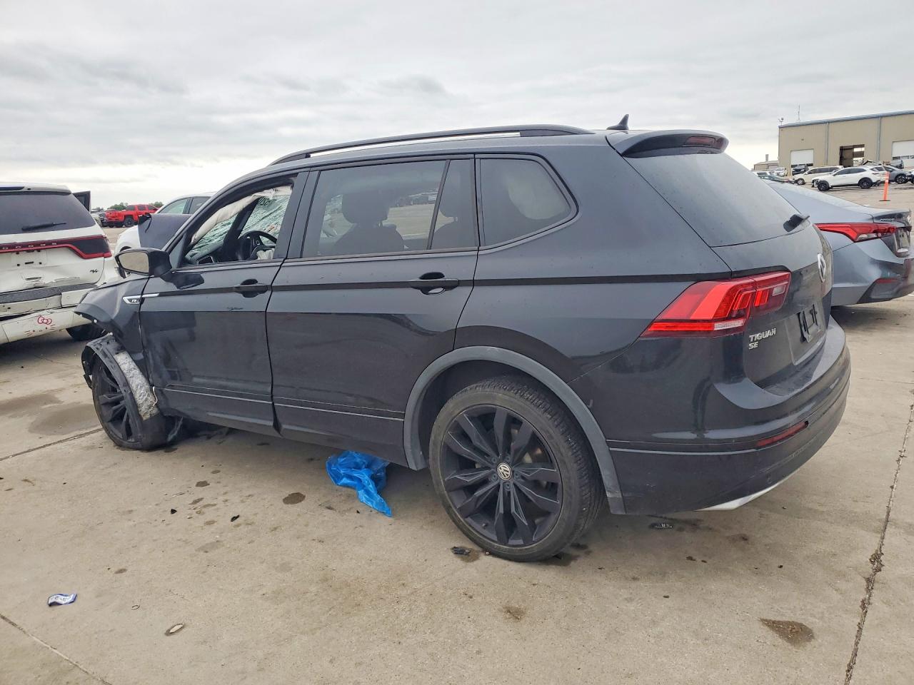 2021 VOLKSWAGEN TIGUAN SE photo 3