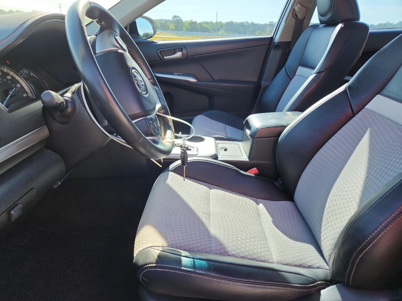 2014 TOYOTA CAMRY SE photo 19