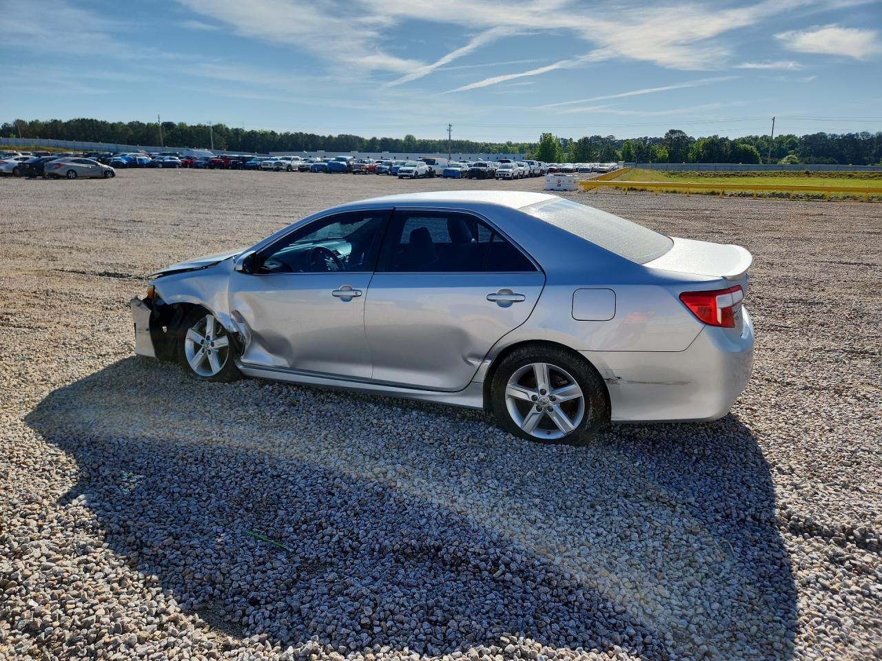 2014 TOYOTA CAMRY SE photo 4
