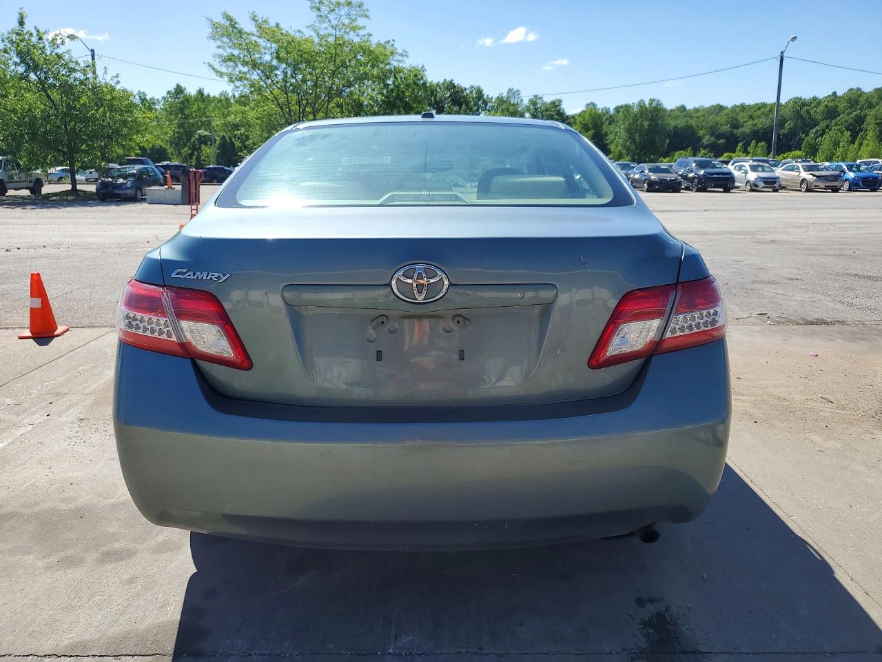 2010 TOYOTA CAMRY LE photo 11