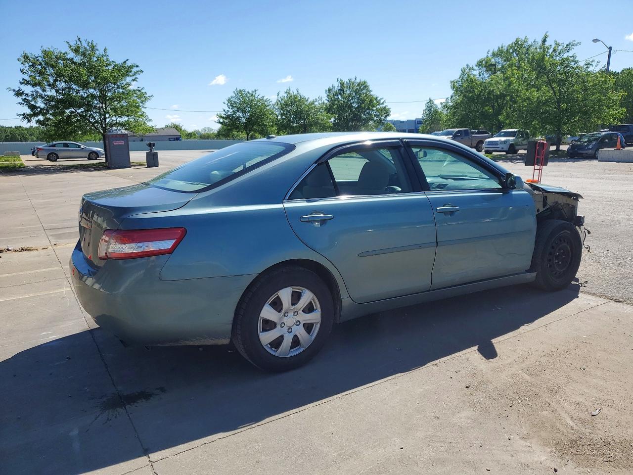 2010 TOYOTA CAMRY LE photo 5