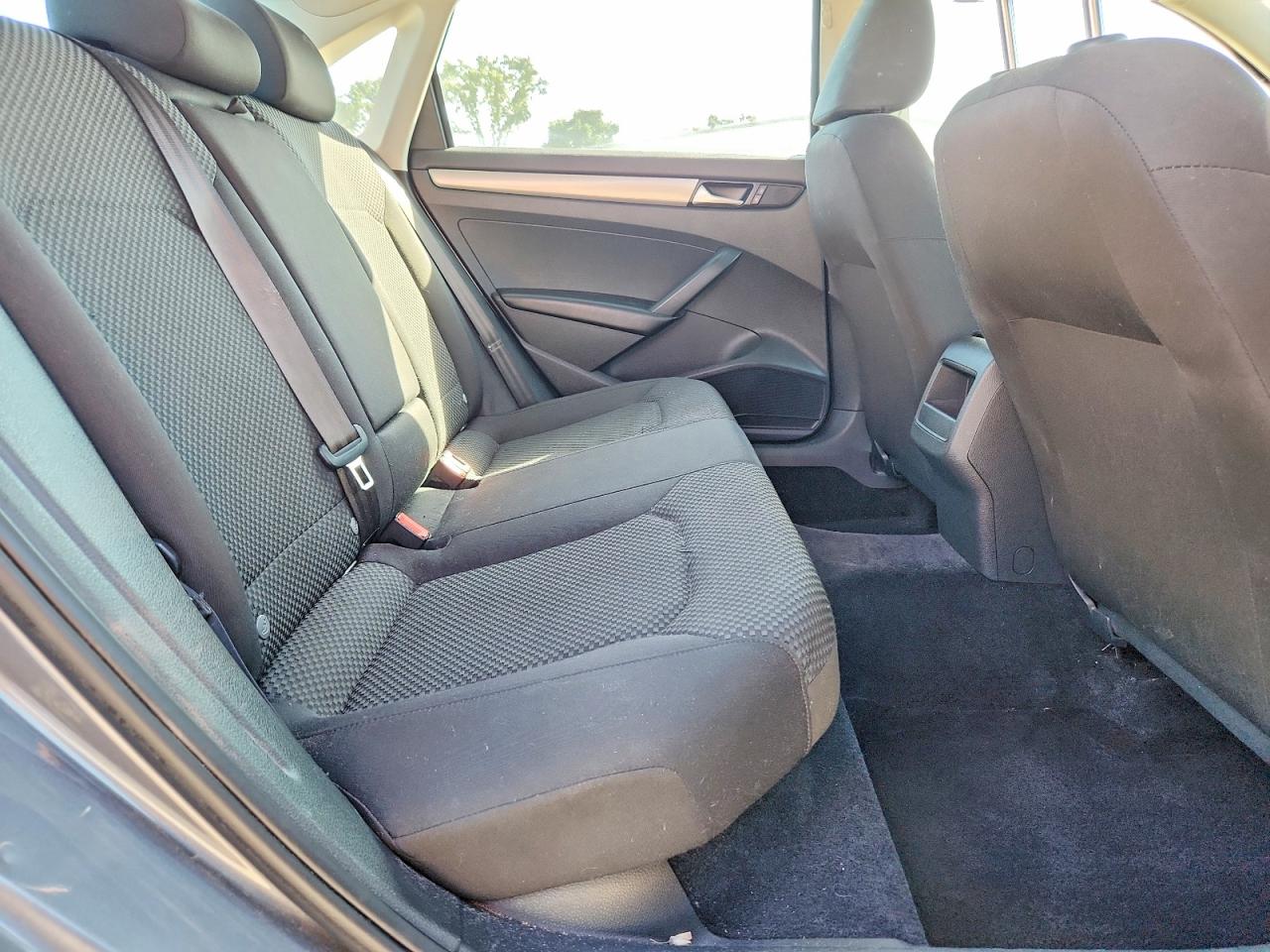 2014 VOLKSWAGEN PASSAT S photo 19
