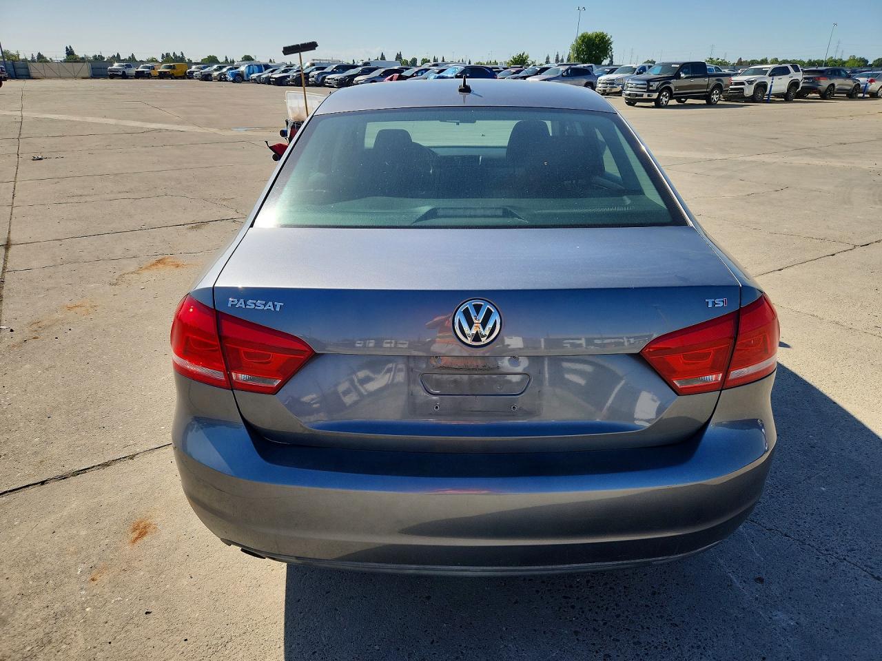2014 VOLKSWAGEN PASSAT S photo 11