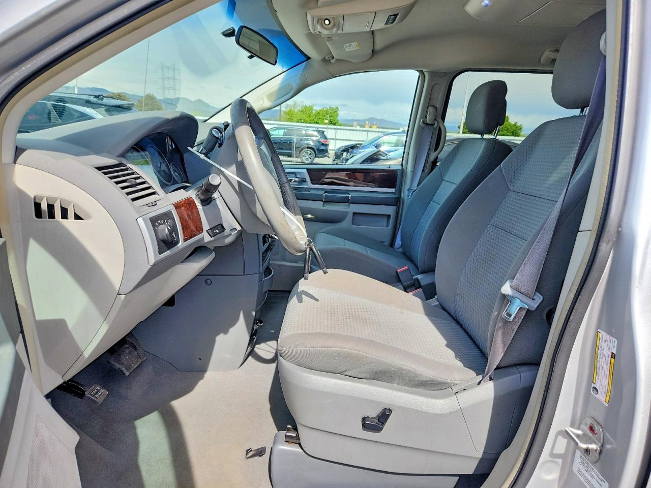 2010 CHRYSLER TOWN & COUNTRY TOURING photo 7