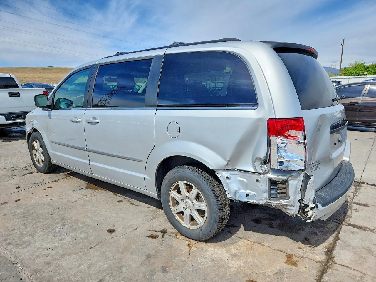 2010 CHRYSLER TOWN & COUNTRY TOURING photo 2