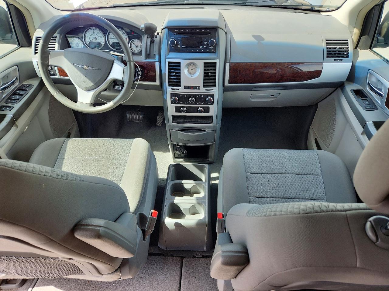 2010 CHRYSLER TOWN & COUNTRY TOURING photo 8