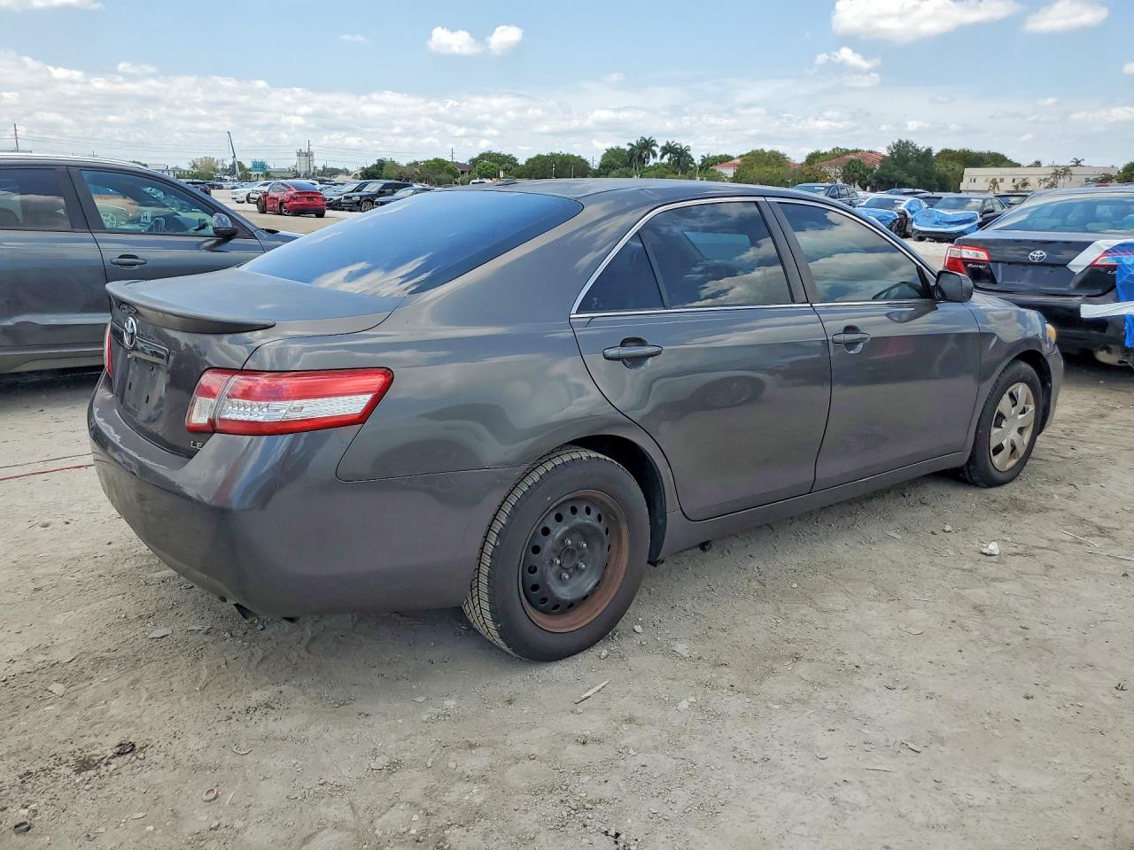 2010 TOYOTA CAMRY LE photo 3
