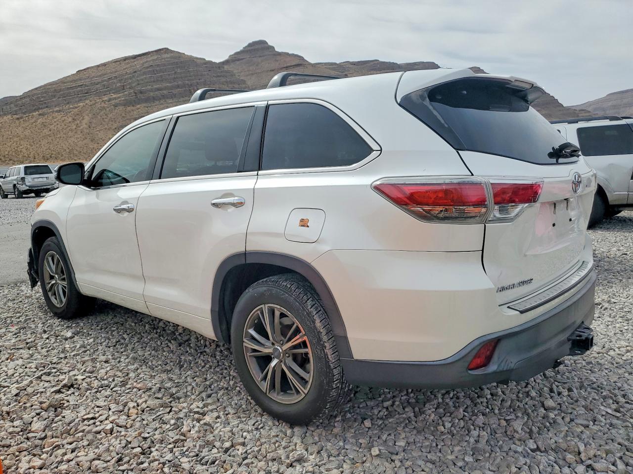 2016 TOYOTA HIGHLANDER photo 2