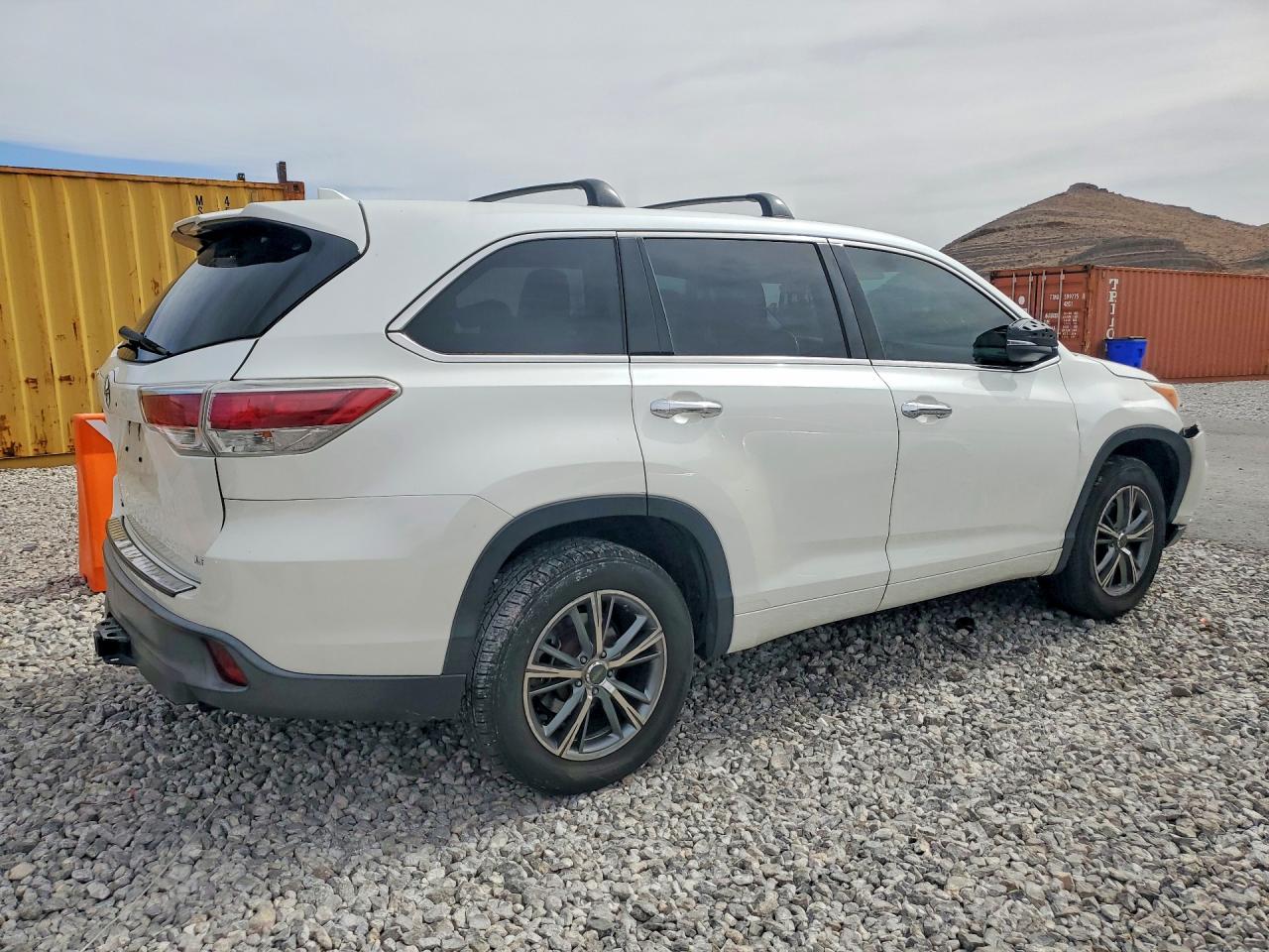 2016 TOYOTA HIGHLANDER photo 3
