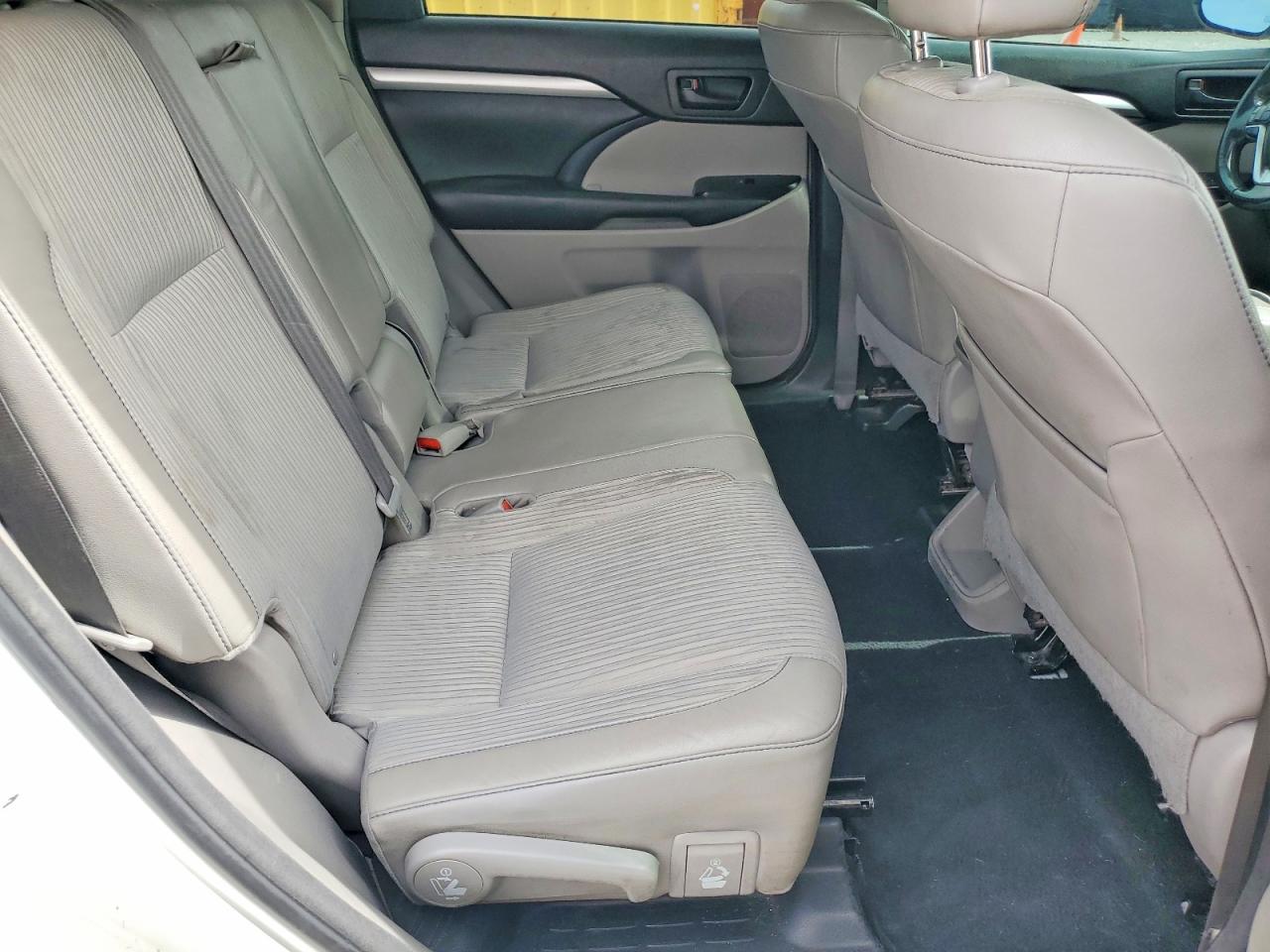 2016 TOYOTA HIGHLANDER photo 10