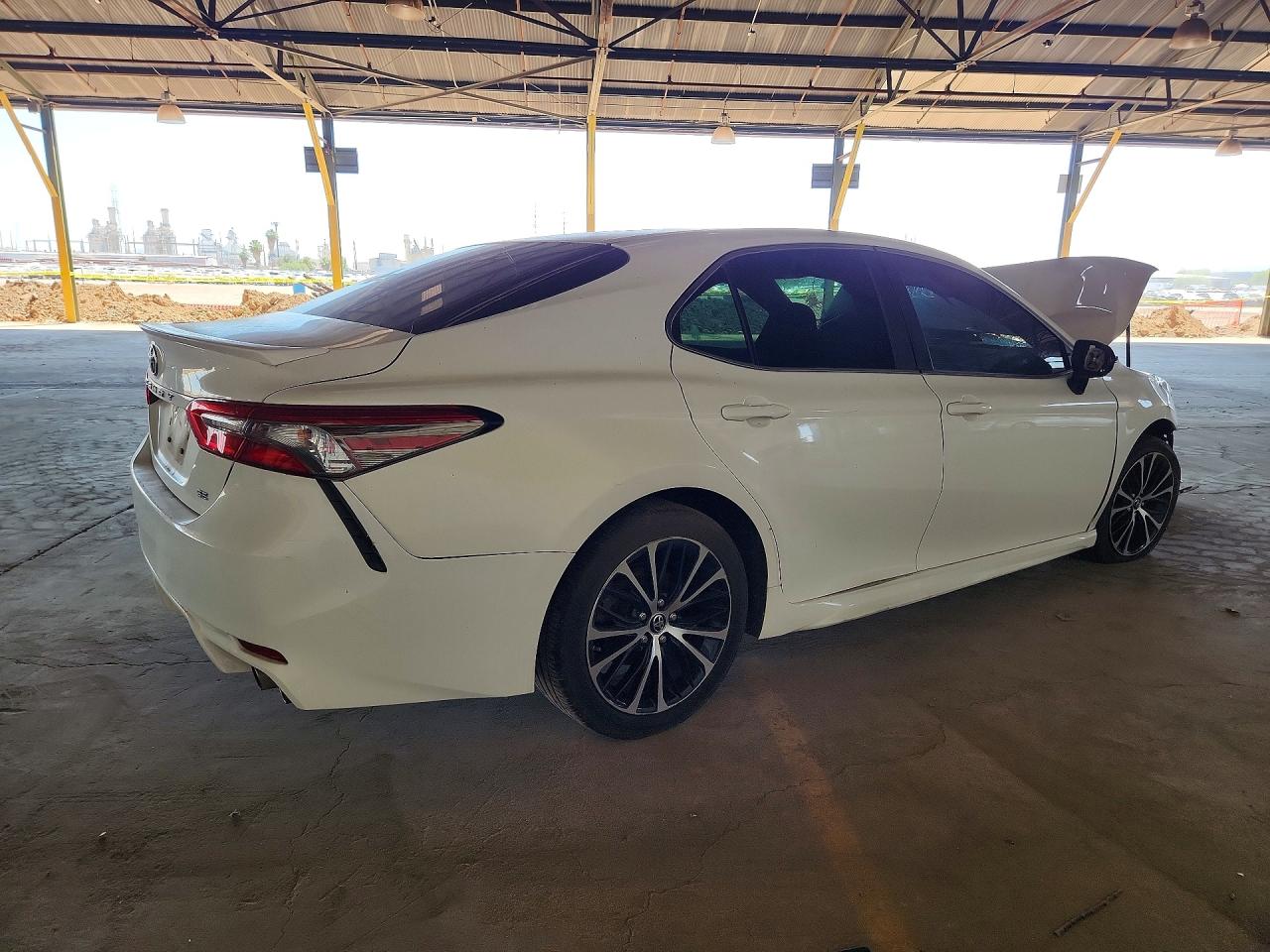 2018 TOYOTA CAMRY SE photo 3