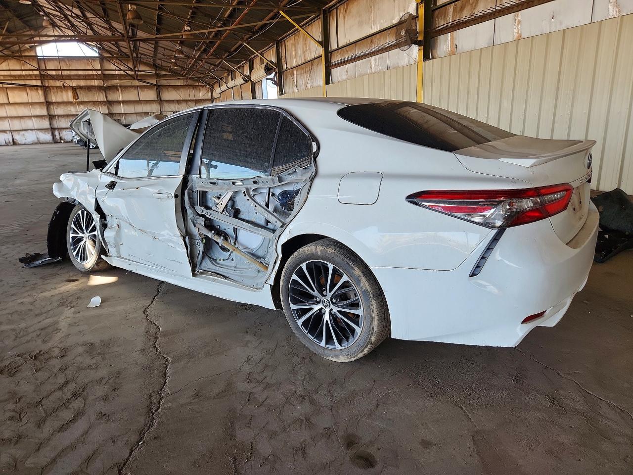 2018 TOYOTA CAMRY SE photo 2