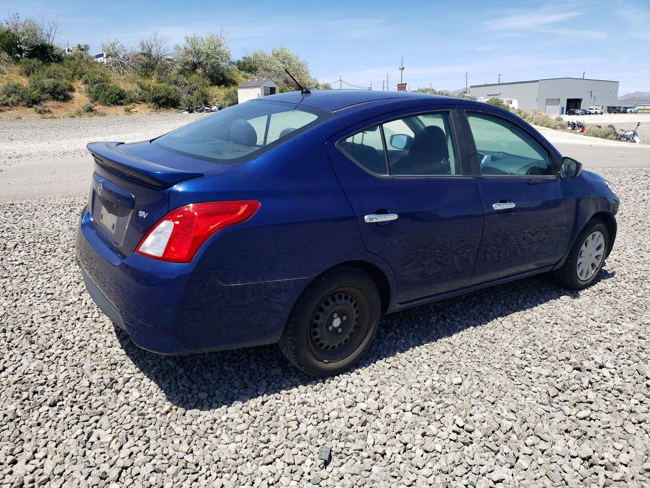 2018 NISSAN VERSA SV photo 3