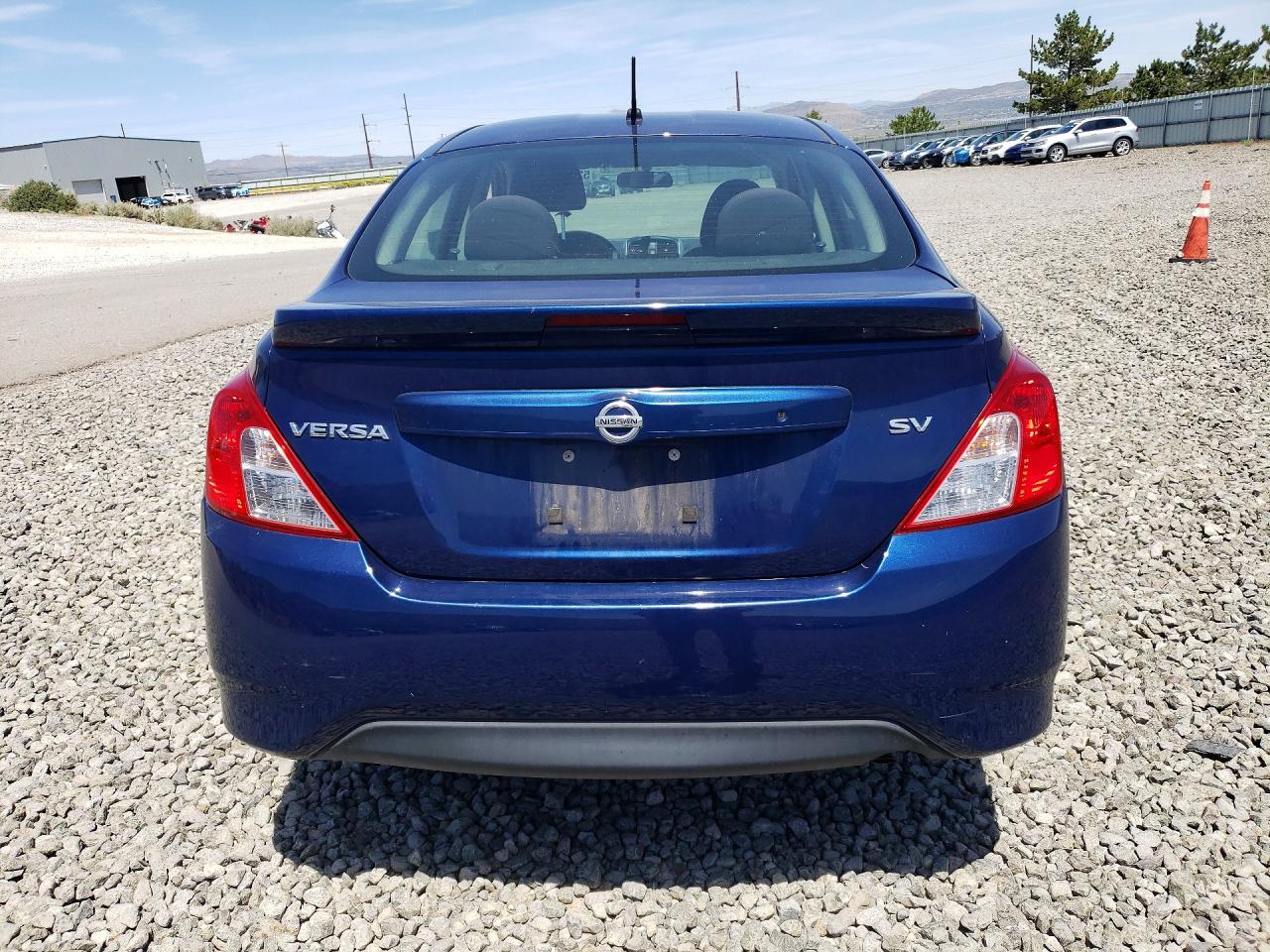 2018 NISSAN VERSA SV photo 6