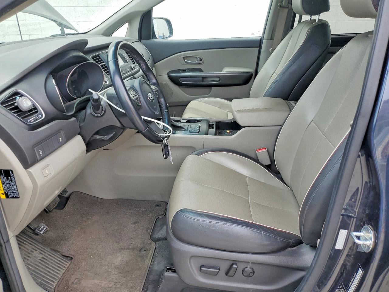 2017 KIA SEDONA LX photo 19