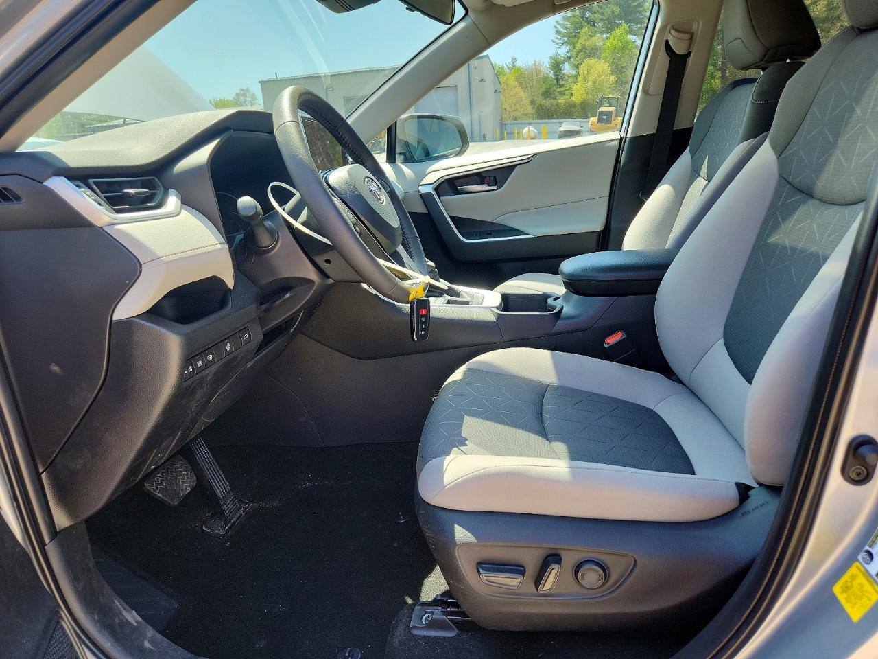 2025 TOYOTA RAV4 XLE photo 19