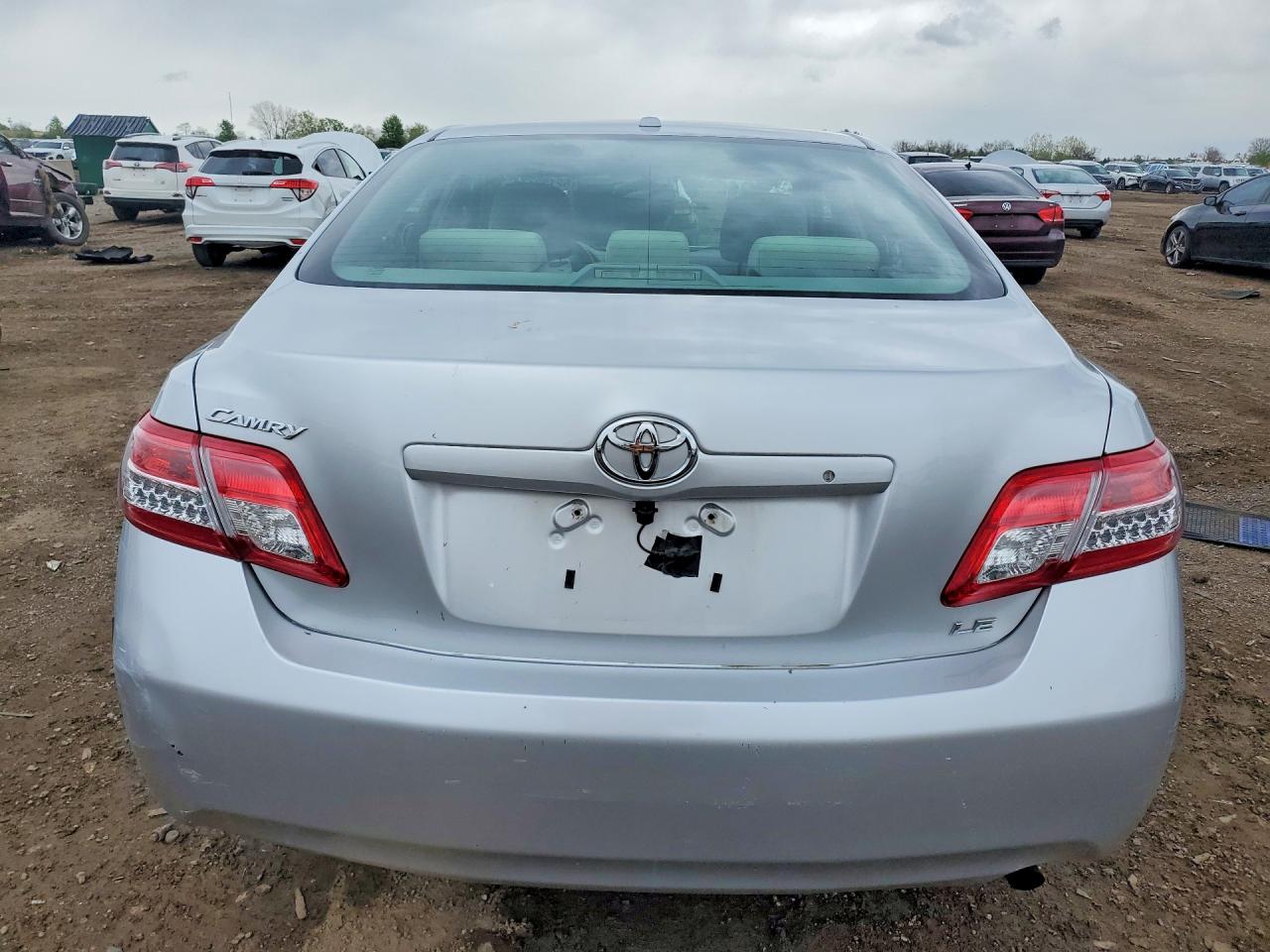 2010 TOYOTA CAMRY LE photo 11