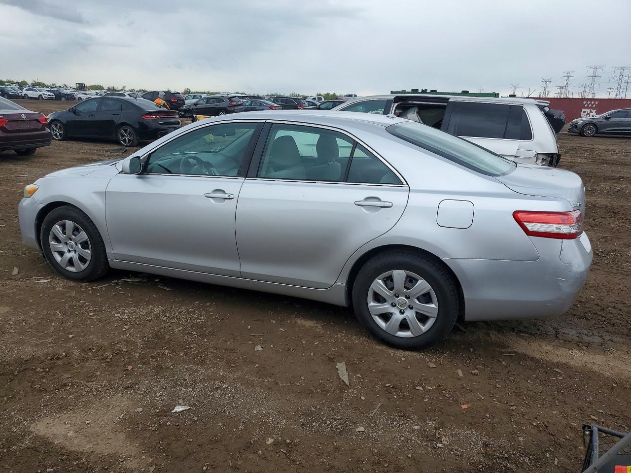 2010 TOYOTA CAMRY LE photo 3