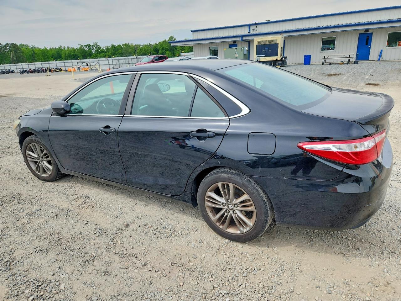2017 TOYOTA CAMRY SE photo 4