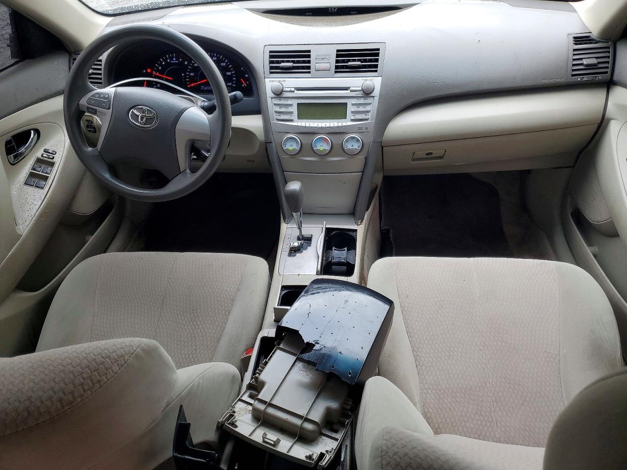 2011 TOYOTA CAMRY LE photo 8