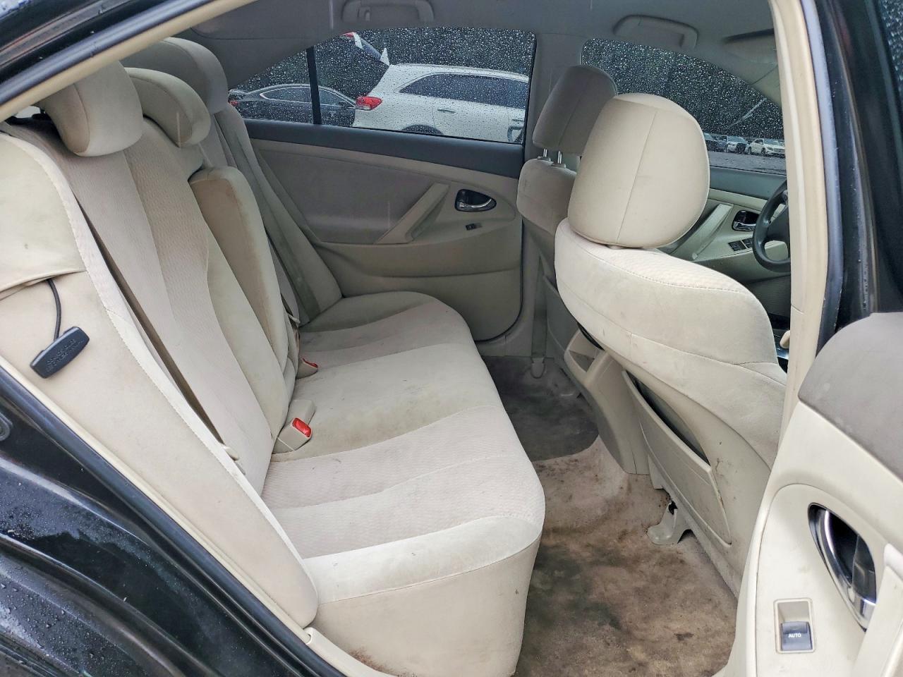 2011 TOYOTA CAMRY LE photo 10