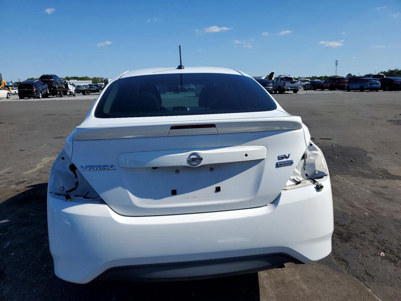 2018 NISSAN VERSA SV photo 16