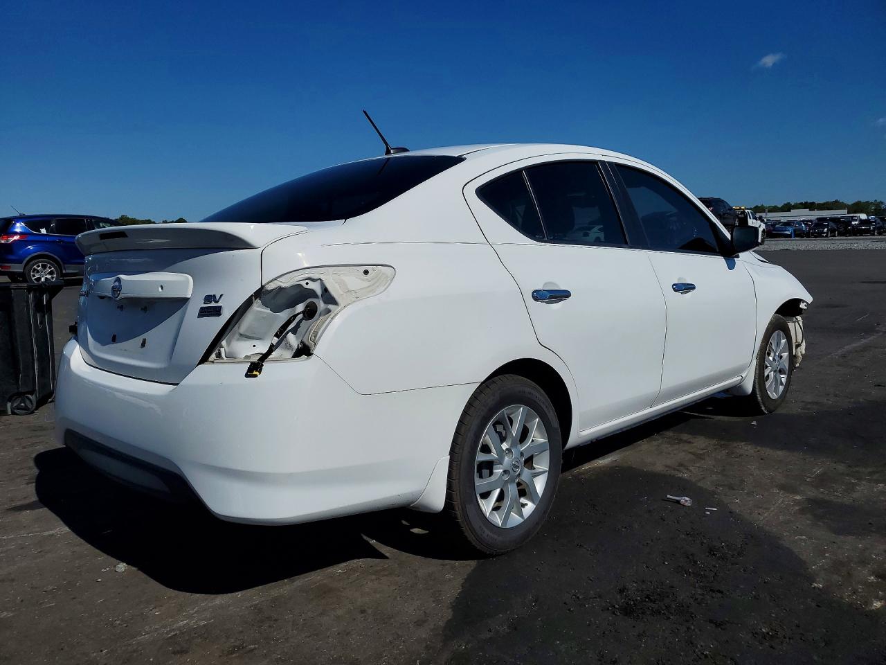 2018 NISSAN VERSA SV photo 7