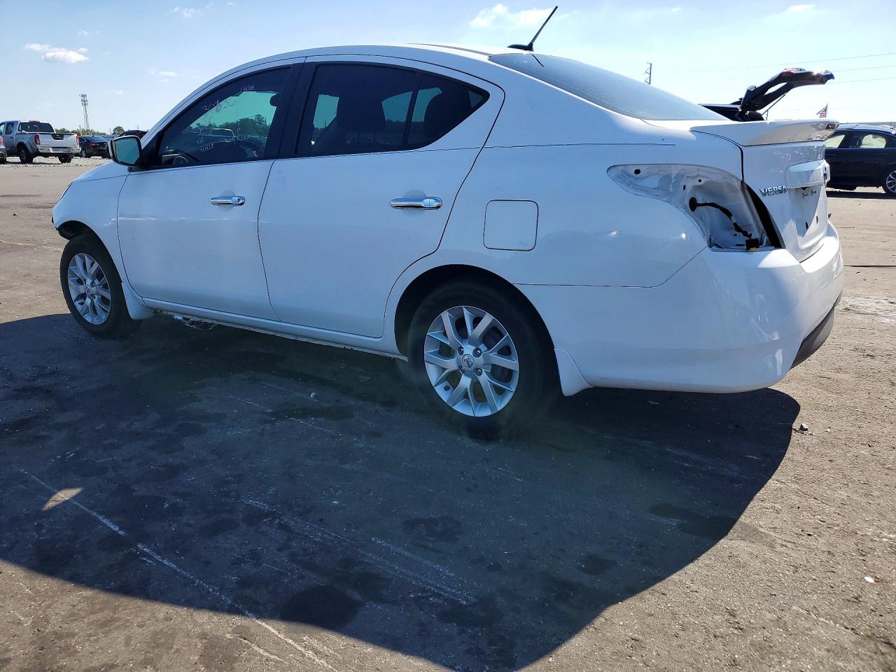 2018 NISSAN VERSA SV photo 4