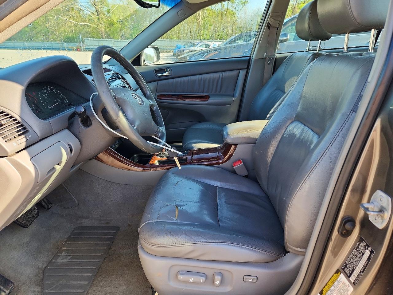2004 TOYOTA CAMRY XLE photo 13
