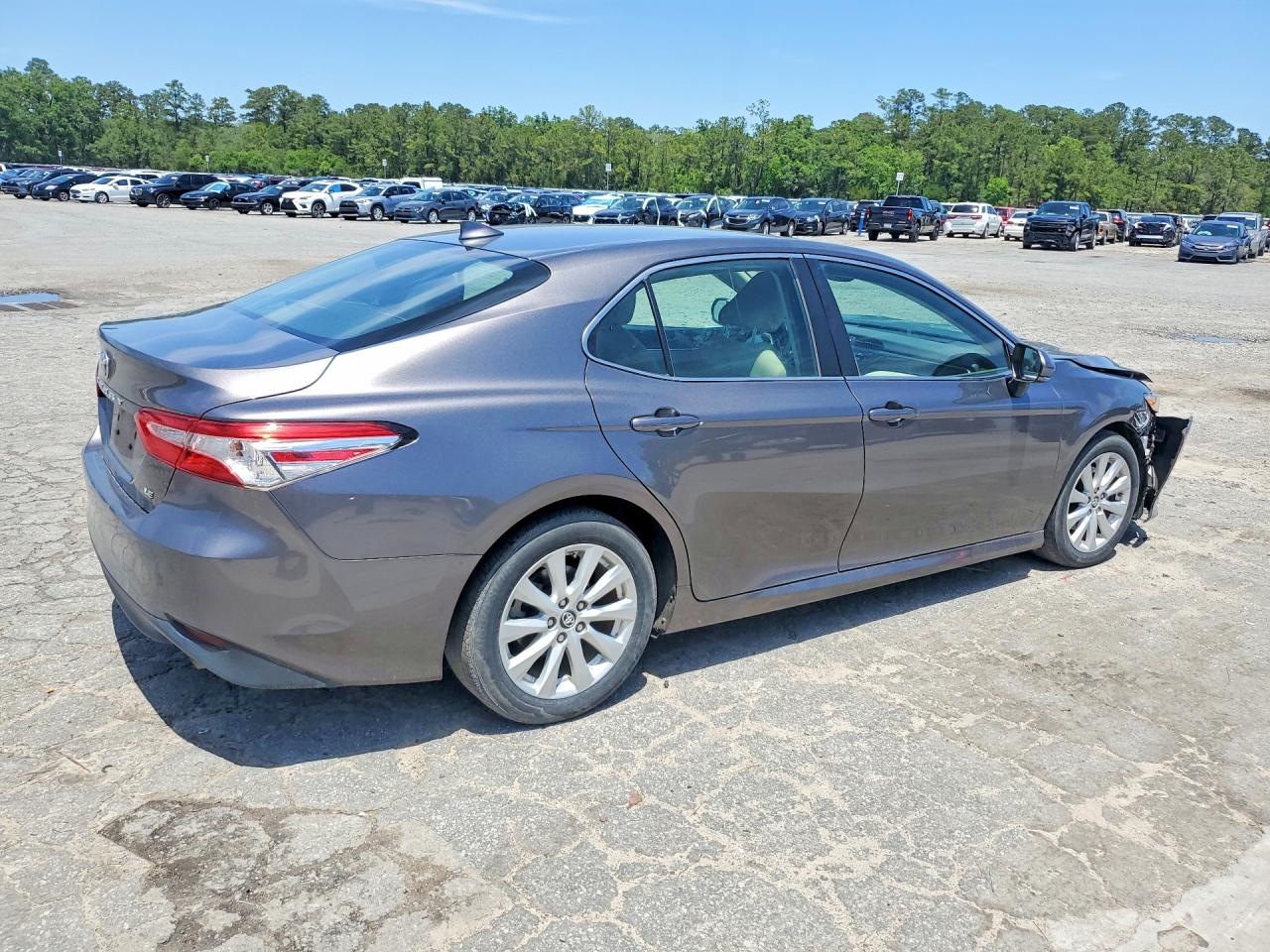2019 TOYOTA CAMRY LE photo 5