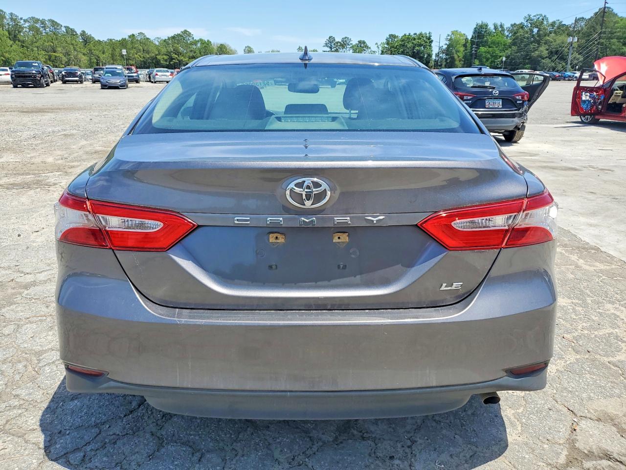 2019 TOYOTA CAMRY LE photo 11