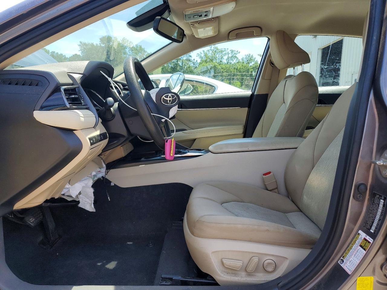 2019 TOYOTA CAMRY LE photo 13