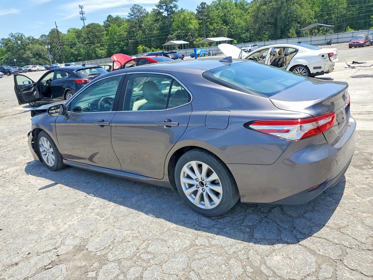 2019 TOYOTA CAMRY LE photo 3