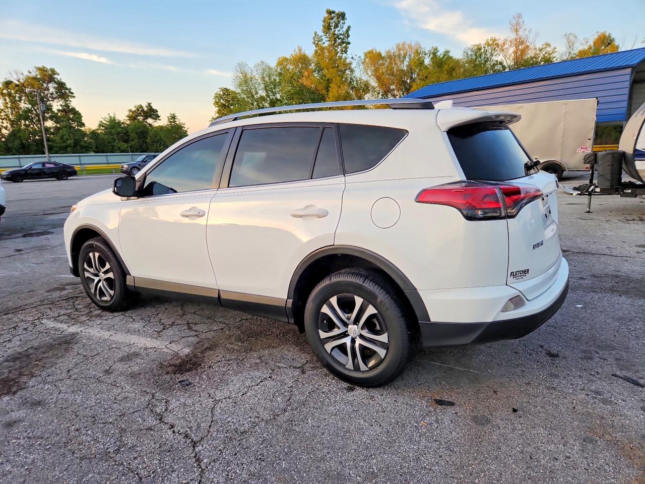 2017 TOYOTA RAV4 LE photo 3